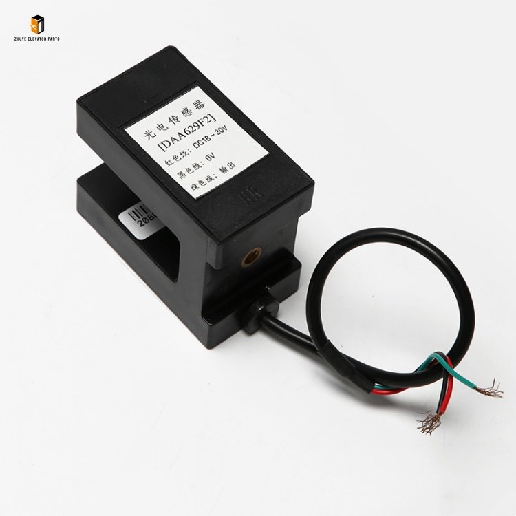 Elevator leveling sensor