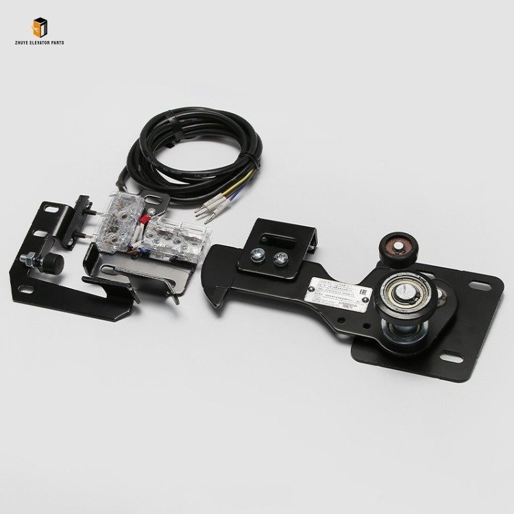 Elevator door lock device Elevator door lock device