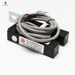 Elevator leveling sensor