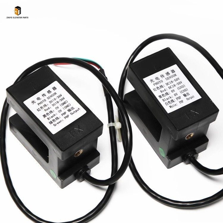 Elevator leveling sensor